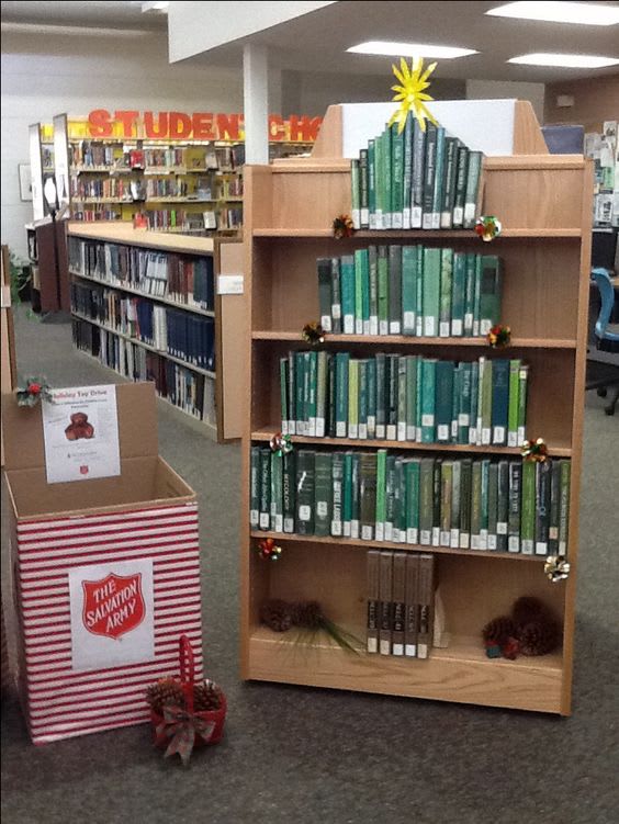 Libraries Decorate for Christmas – Reading Around Kiawah