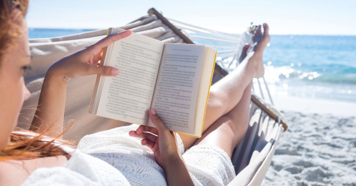 Книга на пляже